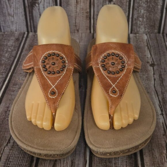 Aetrex Shoes - Sz 9 / 39.5 Aetrex Emily Brown Studded Leather Thong Sandals Slides VGUC!
